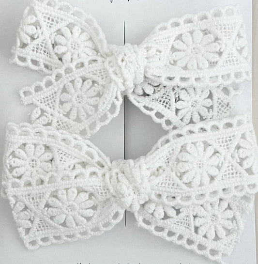 white floral lace alligator clip bow set for toddler and baby girls